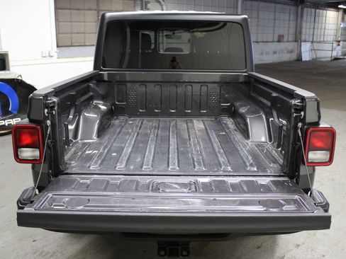 Used 2023 Jeep Gladiator Willys image 29