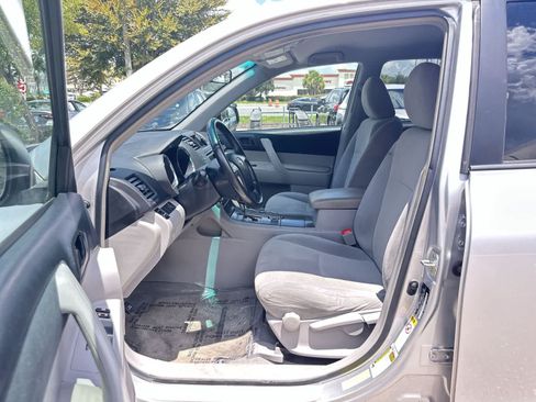Used 2010 Toyota Highlander 2WD w/ Convenience Pkg image 2