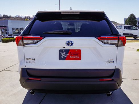 Certified 2021 Toyota RAV4 LE image 7