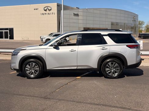 Certified 2025 Nissan Pathfinder SV FWD image 3