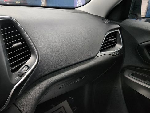 Used 2019 Jeep Cherokee Latitude Plus w/ Cold Weather Group image 40