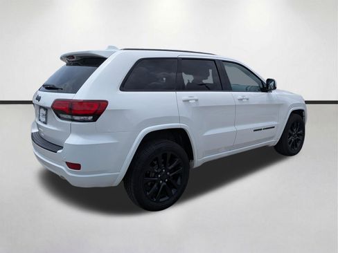 Used 2017 Jeep Grand Cherokee Altitude AWD/4WD image 4