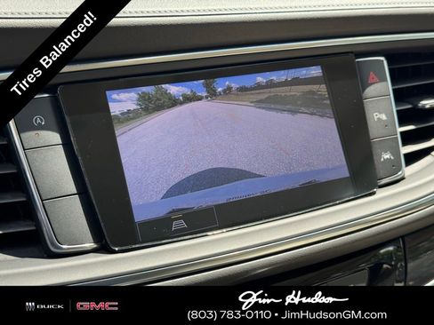 Used 2023 Buick Enclave Essence image 5