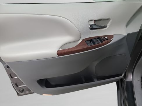 Used 2014 Toyota Sienna XLE w/ Entertainment Package FWD image 23