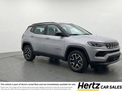 Used 2025 Jeep Compass Trailhawk image 1