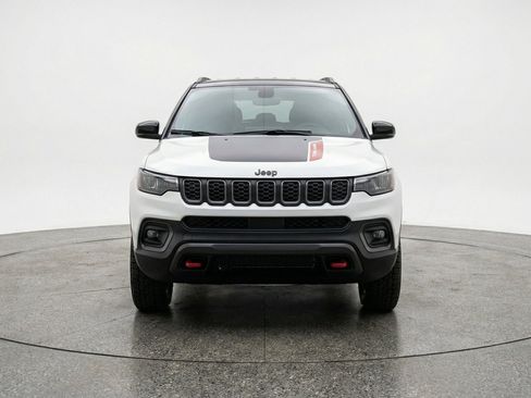 Used 2025 Jeep Compass Trailhawk AWD/4WD image 2
