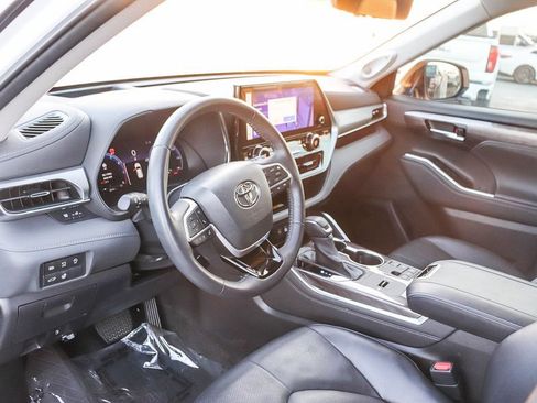 Used 2023 Toyota Highlander Platinum FWD image 23