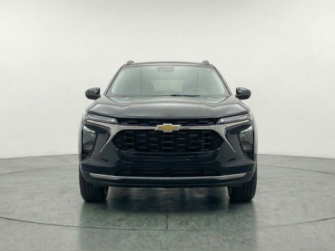 Used 2025 Chevrolet Trax LT image 2