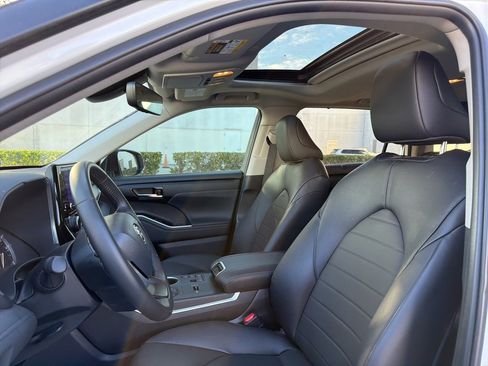 Used 2024 Toyota Highlander LE image 9