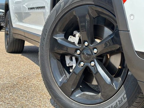 Used 2023 Jeep Grand Cherokee L Limited w/ Luxury Tech Group II AWD/4WD image 2