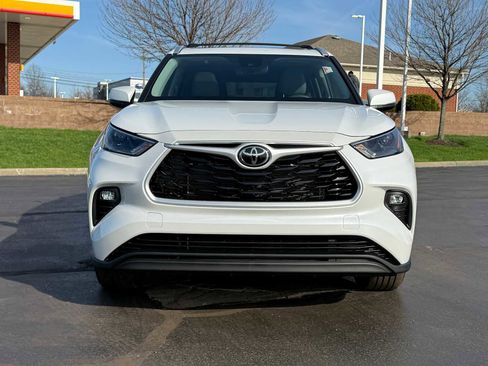 Used 2022 Toyota Highlander XLE image 2