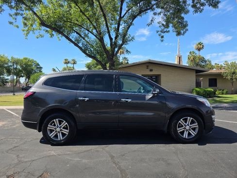 Used 2017 Chevrolet Traverse LT FWD image 3