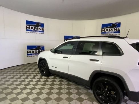Used 2017 Jeep Cherokee Sport FWD image 8