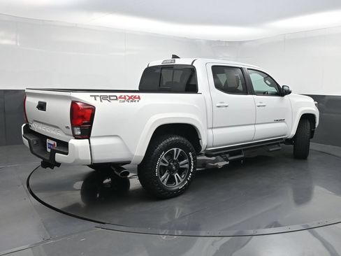 Used 2018 Toyota Tacoma TRD Sport AWD/4WD image 21