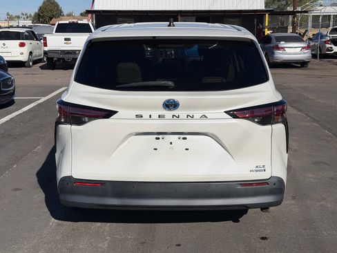 Used 2021 Toyota Sienna XLE image 6
