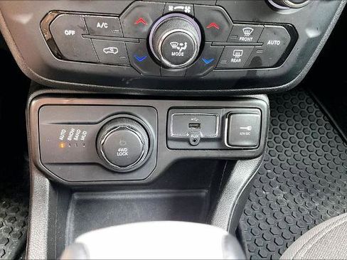 Used 2023 Jeep Renegade Latitude AWD/4WD image 31