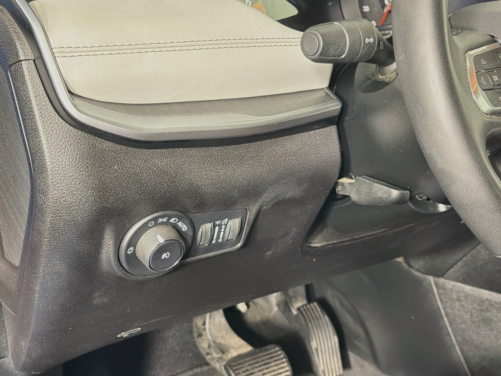 Used 2025 Jeep Compass Limited AWD/4WD image 17