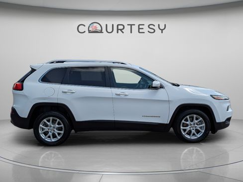 Used 2016 Jeep Cherokee Latitude w/ Comfort/Convenience Group FWD image 6