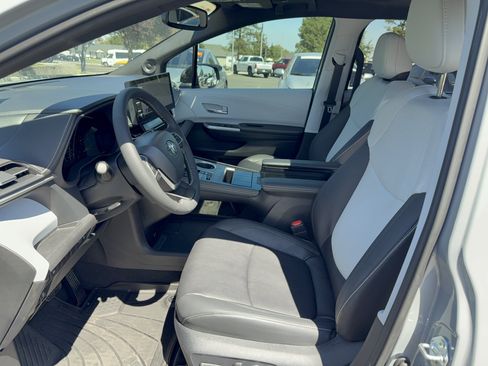 Used 2026 Toyota Sienna XSE AWD/4WD image 49