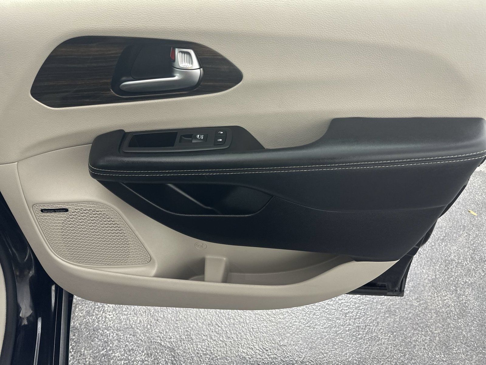 Used 2022 Chrysler Pacifica Limited FWD image 27
