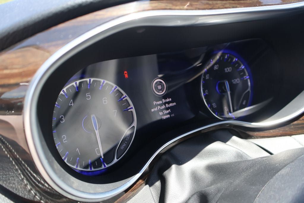 Used 2023 Chrysler Pacifica Limited FWD image 7