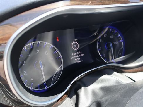 Used 2023 Chrysler Pacifica Limited FWD image 7