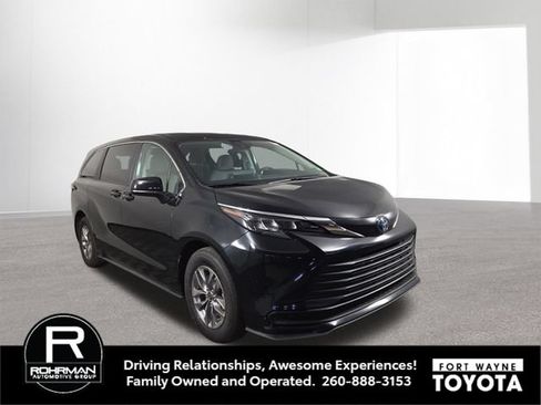 Used 2024 Toyota Sienna LE AWD/4WD image 4
