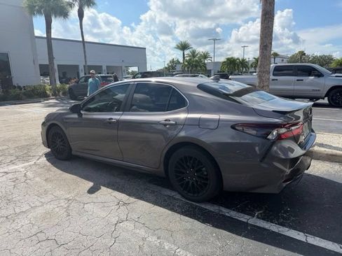 Used 2023 Toyota Camry SE FWD image 3