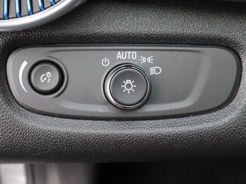 Used 2025 Chevrolet Trax LT FWD image 16