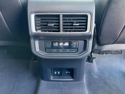 Used 2025 Volkswagen Atlas SE AWD/4WD image 23