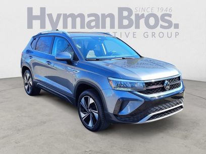 Used 2024 Volkswagen Taos SE w/ Panoramic Sunroof Package