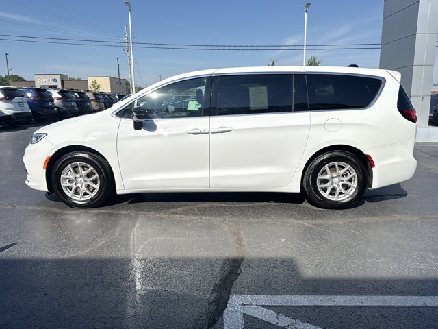 Used 2025 Chrysler Pacifica Select FWD image 11