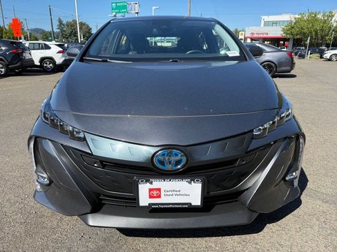 Certified 2022 Toyota Prius Prime Limited FWD image 3