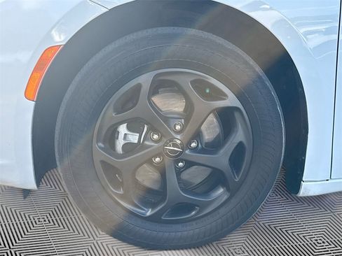 Used 2023 Chrysler Pacifica Limited w/ Uconnect Theater Family Group image 36