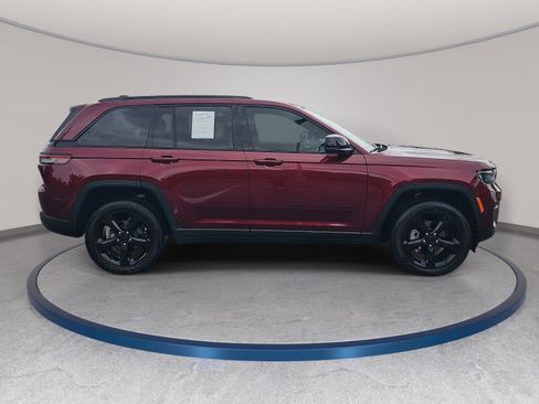 Used 2024 Jeep Grand Cherokee Altitude AWD/4WD image 4