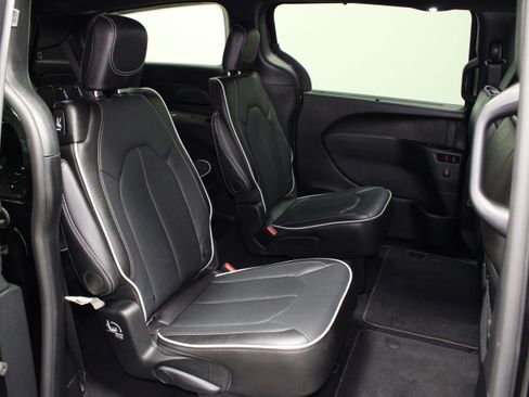 Used 2026 Chrysler Pacifica Limited w/ S Appearance Package FWD image 16