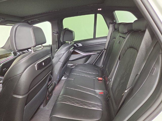 Used 2025 BMW X5 xDrive50e AWD/4WD image 16