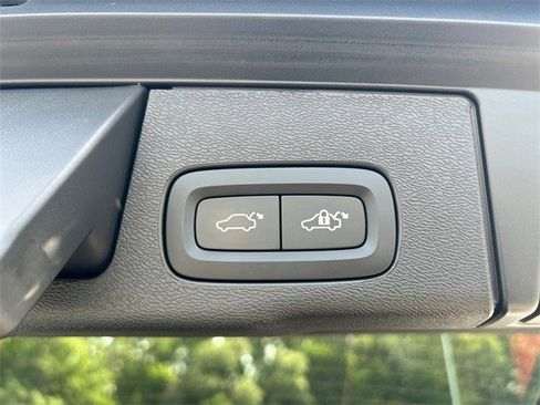 Used 2022 Volvo XC60 B5 Momentum image 16