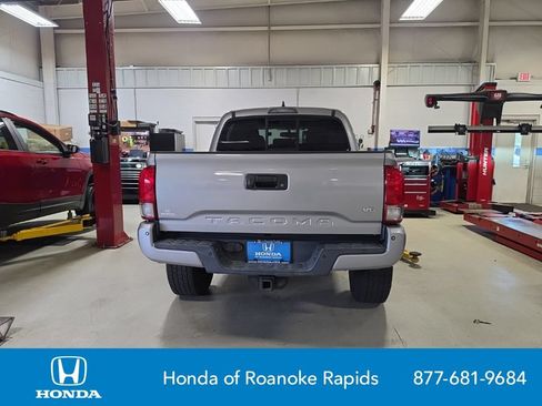 Used 2016 Toyota Tacoma TRD Off-Road w/ Premium & Technology Package RWD image 3