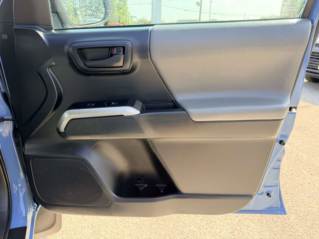 Used 2019 Toyota Tacoma SR5 AWD/4WD image 11