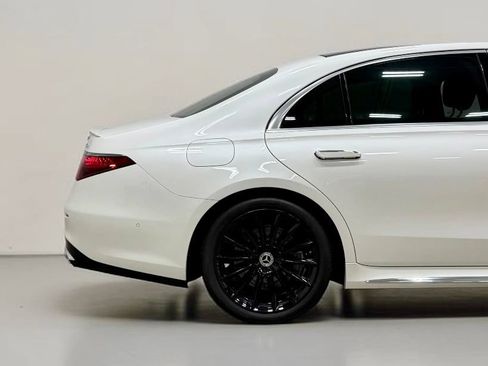 Used 2022 Mercedes-Benz S 500 4MATIC w/ AMG Line Package image 14