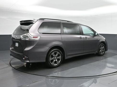 Used 2020 Toyota Sienna SE Premium image 7