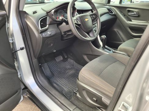 Used 2021 Chevrolet Trax LS w/ Tint and Cruise Package AWD/4WD image 11