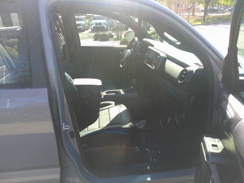 Used 2021 Toyota Tacoma TRD Off-Road w/ Technology Package image 33