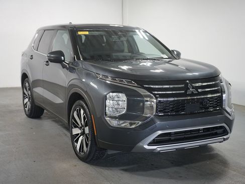 Used 2025 Mitsubishi Outlander SE FWD image 3