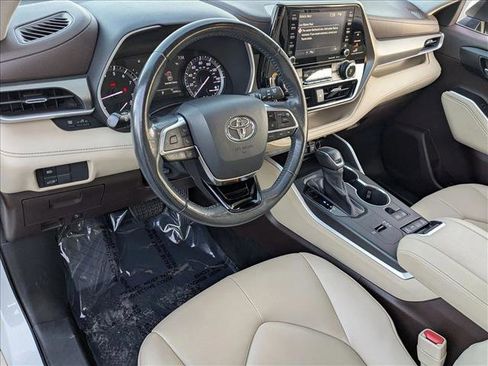 Used 2020 Toyota Highlander XLE image 9