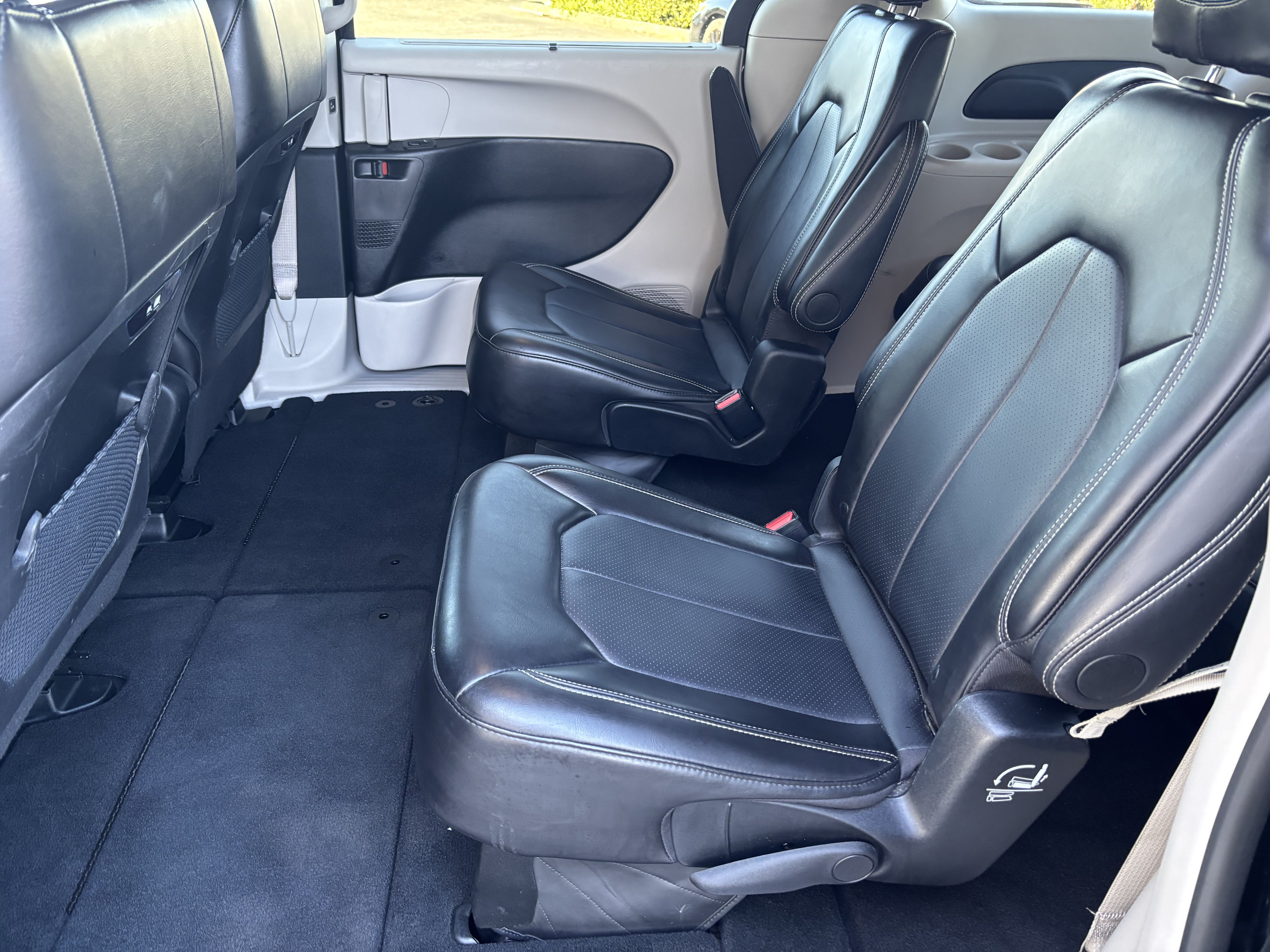 Used 2024 Chrysler Pacifica Touring-L FWD image 23