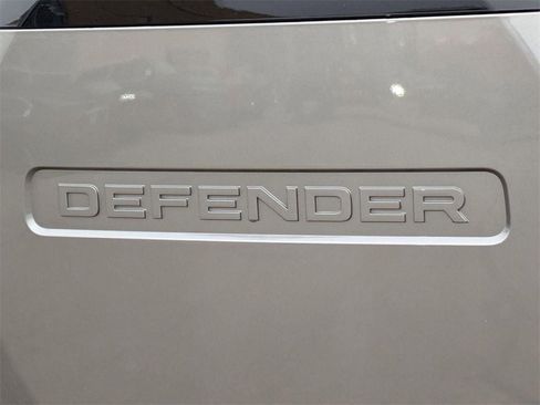 Used 2023 Land Rover Defender 130 X-Dynamic SE image 9