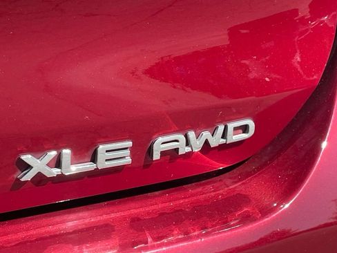 Used 2021 Toyota Highlander XLE AWD/4WD image 9