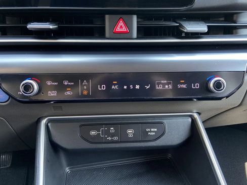 Used 2025 Kia Carnival FWD image 22